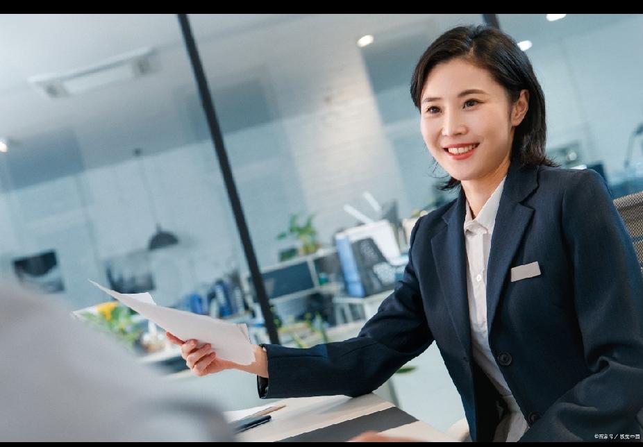 我手下个业务员，脸色阴沉的找我说:这人怎么得寸进尺啊！

我问了下情况，原来他交