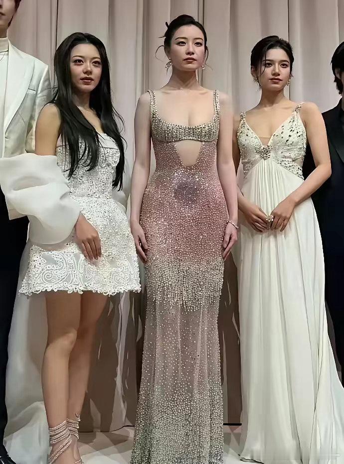 三位女神张婧仪、赵今麦、倪妮，我觉得还是张婧仪最美，因为我看过她的藏海传 ​​​