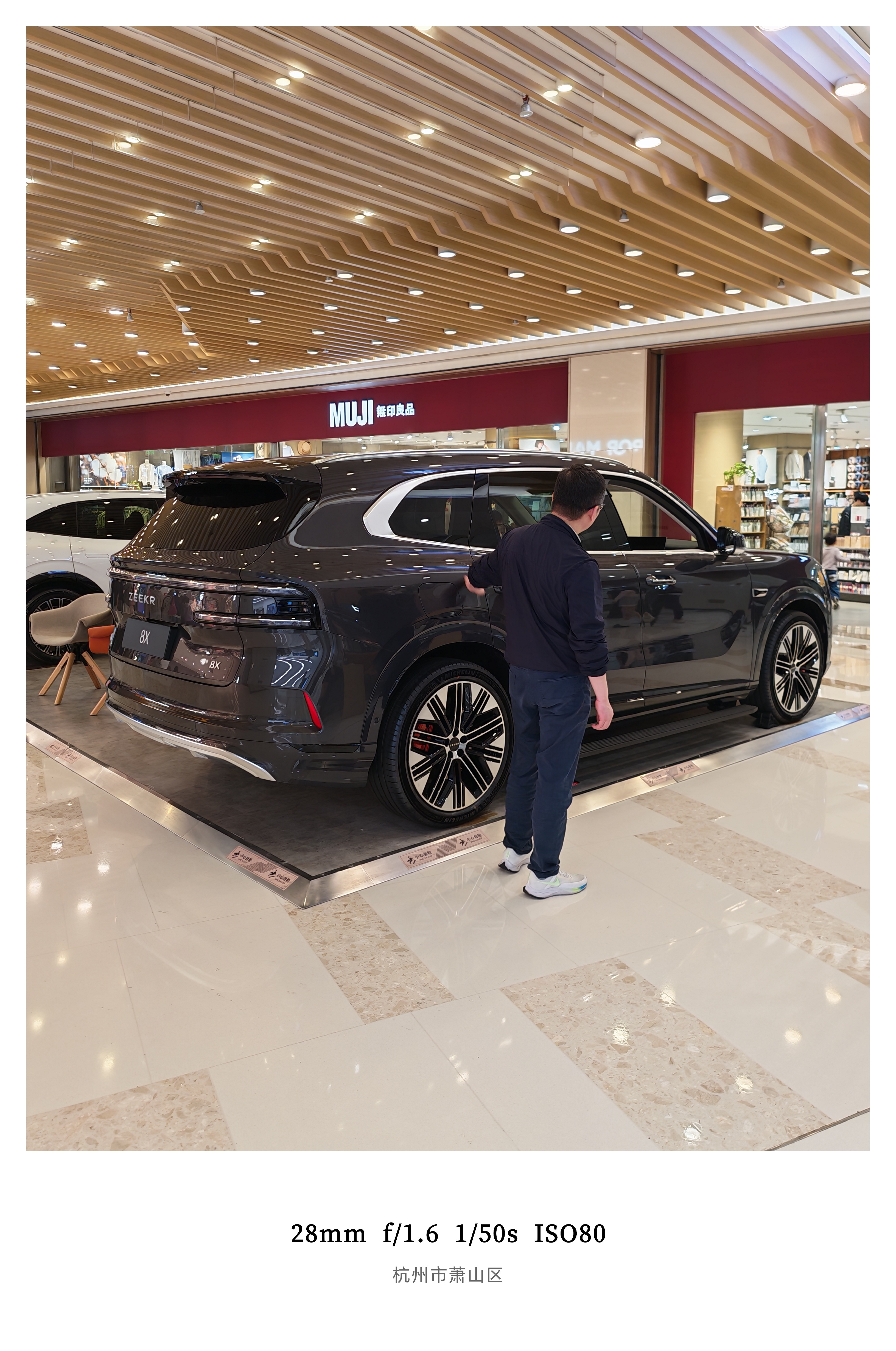 蔚来ES9确实吸引来了大量进店大家说说，同样40万+预算你会选择蔚来ES9，极氪