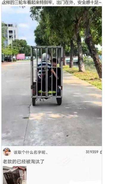 脑补画面：儿子犯了重大错误，老父亲含泪送孩子去派出所！
实际：送儿子上学，害怕儿