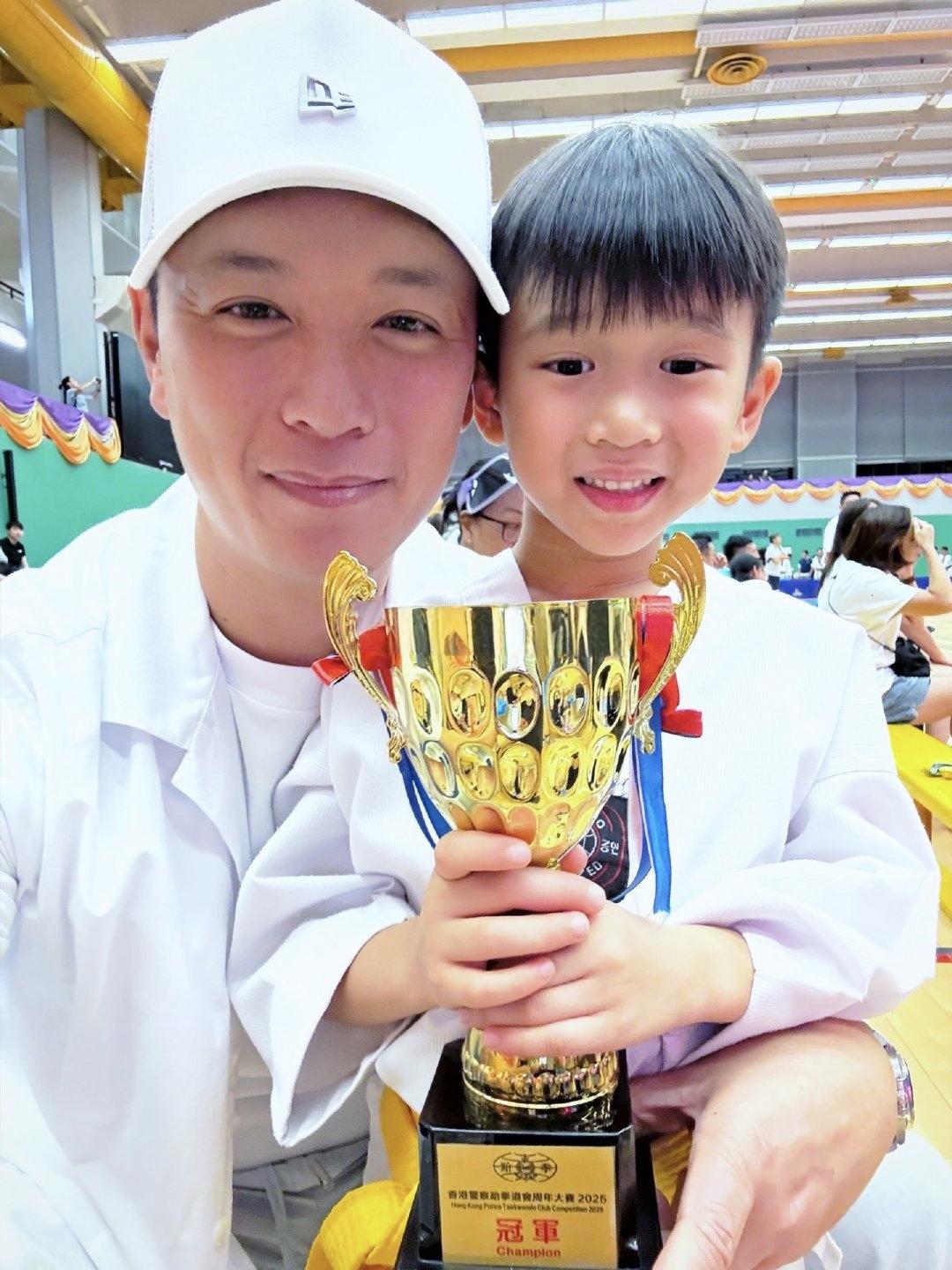 胡杏儿老公李乘德带着6岁二儿子去参加跆拳道比赛，第一次参赛，就拿到了冠军奖杯，李