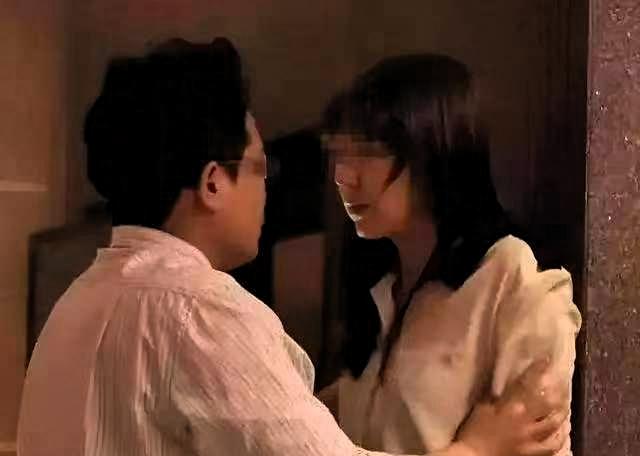 河北沧州，男子服役期间，与妻子分居，妻子寂寞没处发泄，就与其他男子夜夜缠绵，并同