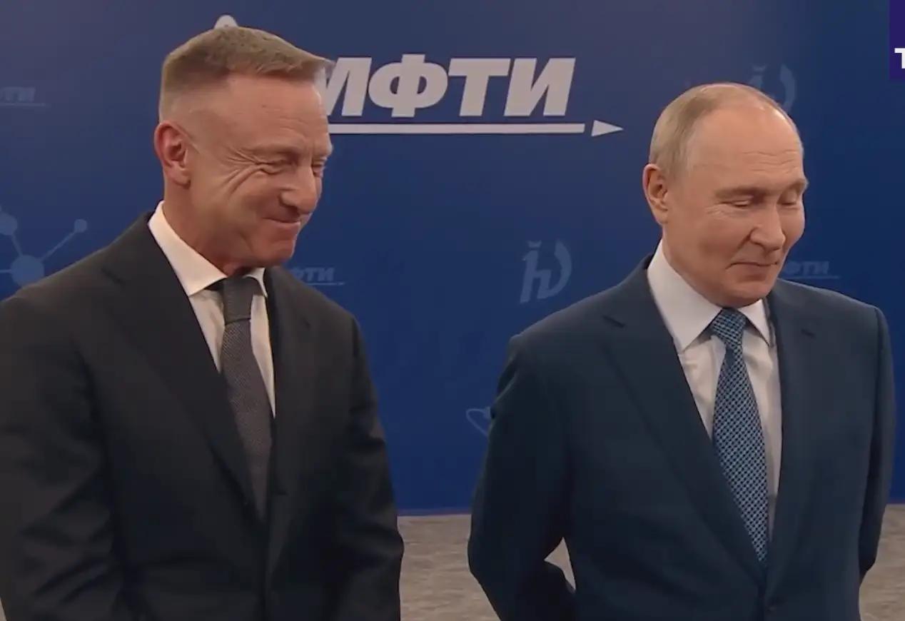 ​美国正在对格陵兰岛虎视眈眈，这时候普京却把战略目光投向了北极，强调无论如何都要