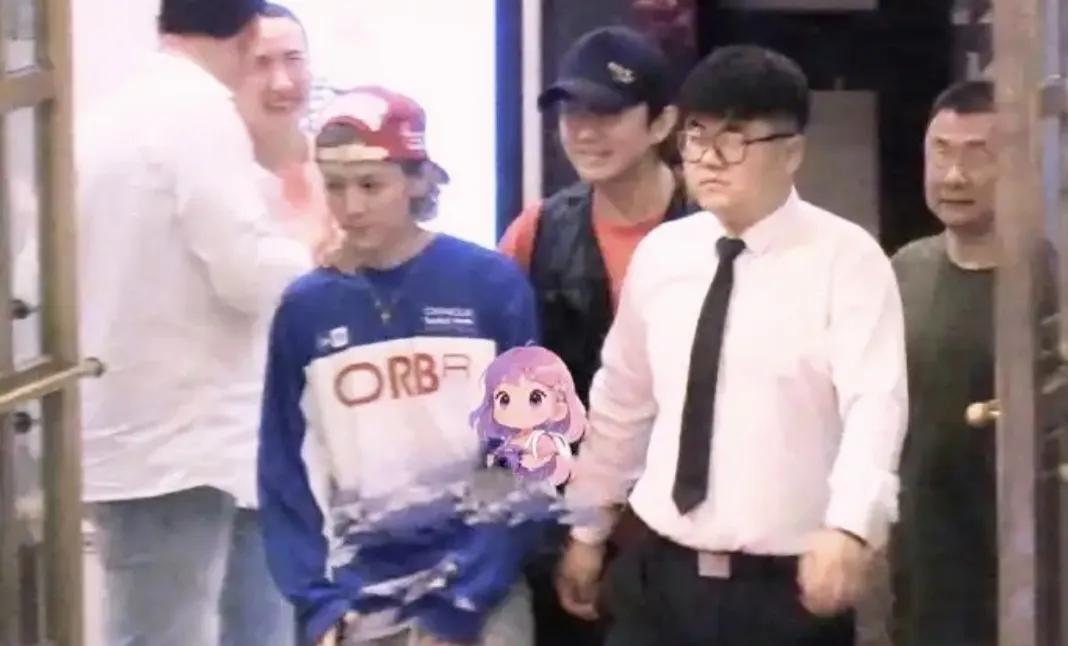 现在全网视频都是鹿晗演唱，还会配上伤感的音乐[泪奔]

说实在的，只要是看过他以