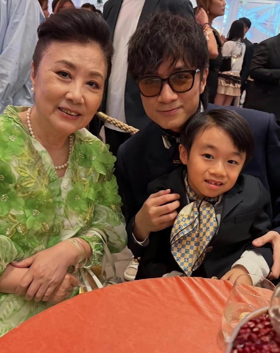 奚梦瑶何猷君澳门答谢宴星光云集！汪明荃一袭绿裙亮相，何超琼同框出镜
 
近日，奚