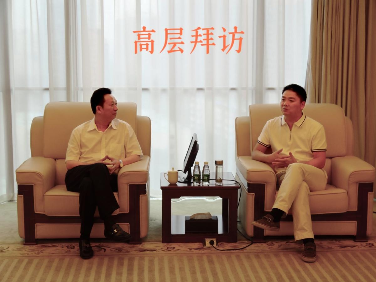 一个经典的销售策略分歧是：应该“从上往下打”，还是“从下往上拱”？

以上是今天