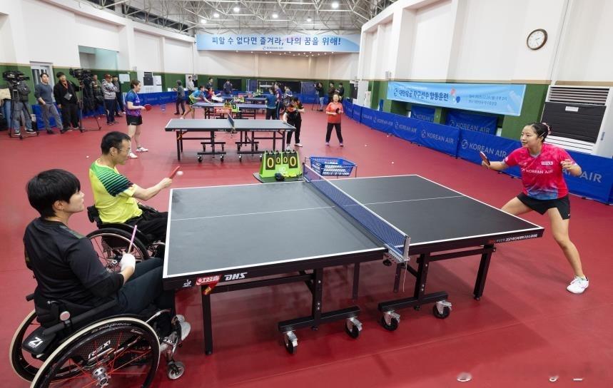 【韩媒】大韩航空女子乒乓球队的选手们在年末之际，与同属该公司的残障乒乓球选手共同