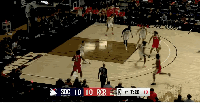 杀疯了！杨瀚森低位勾手+三分连中，G联赛终能随心表演！图一：杨瀚森在右侧低位拿球