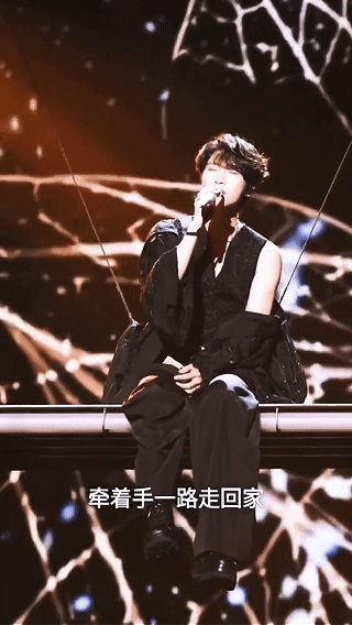 赵磊全开麦无垫音舞台赵磊浙江跨年舞台太绝了！一首《摘一朵山茶花》唱得温柔又治愈，