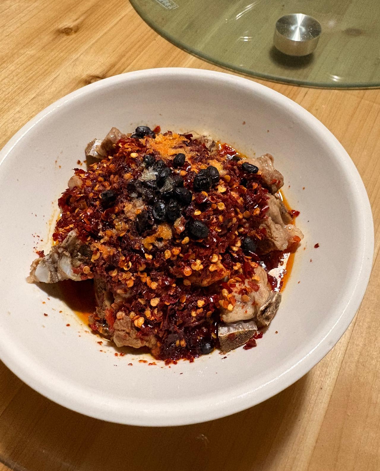 江西家常菜里面的天花板

干辣椒蒸鱼

这道菜好不好吃？其实是有很大的做菜的技巧