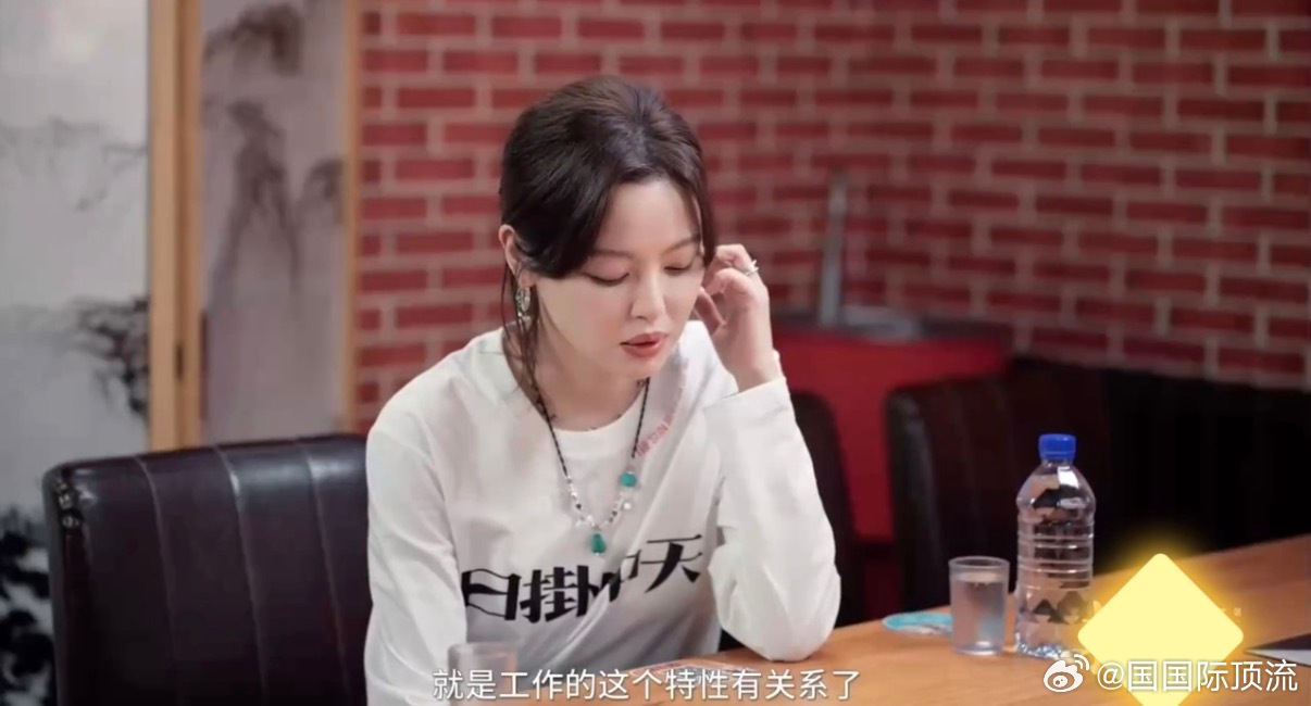 辛芷蕾演烂片是出于谋生的无奈辛芷蕾没有刻意塑造完美人设，大方承认低谷期接烂片只为