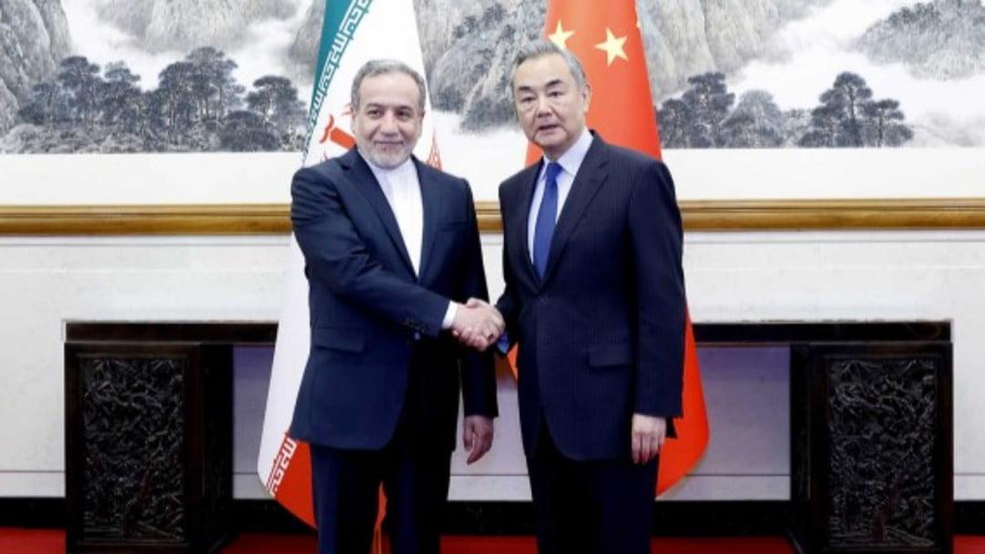 11月5号晚上，王外长突然和伊朗的外长阿拉格齐进行了电话通话。那么双方到底谈了一