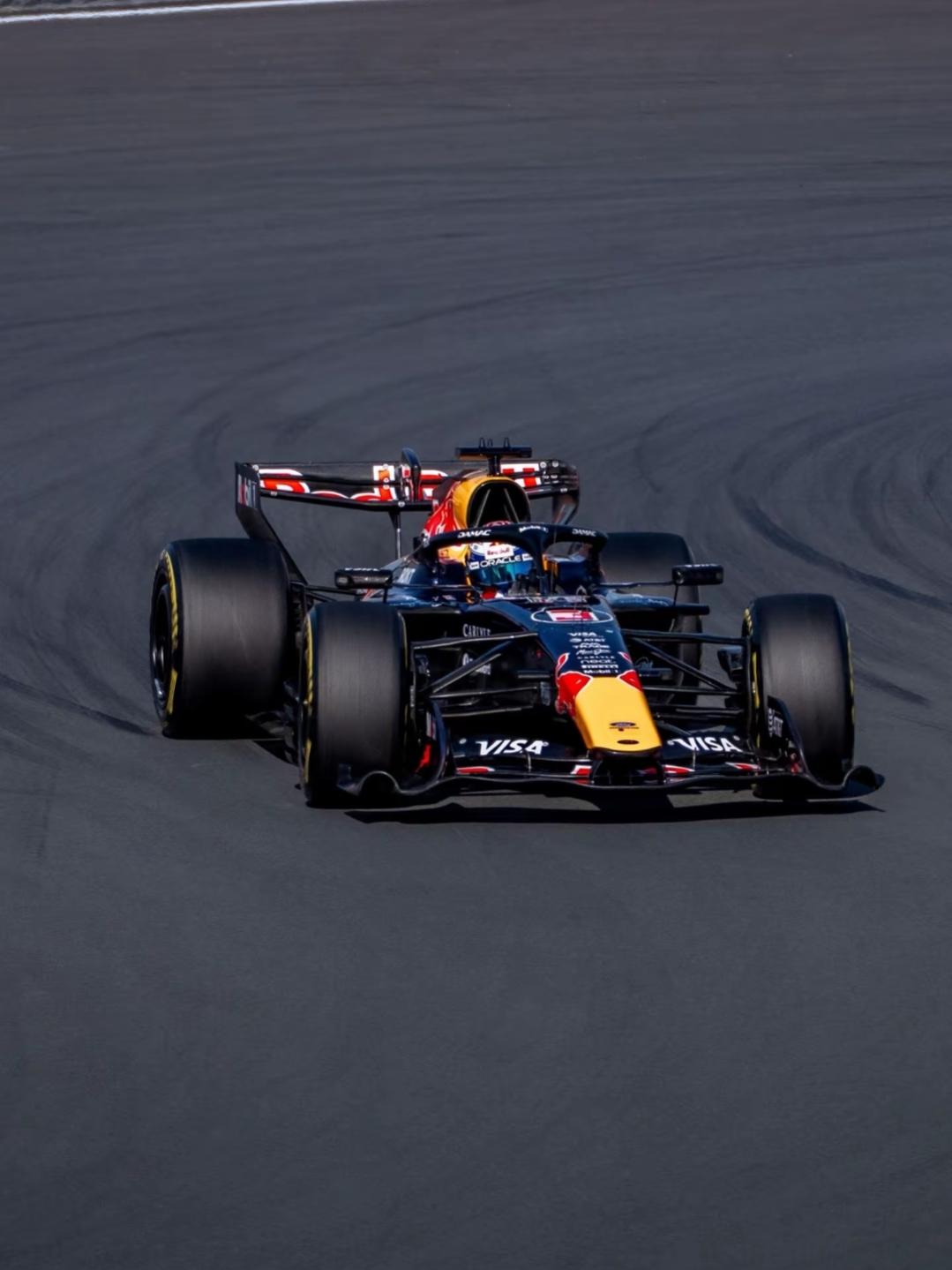 红牛技术底蕴很深厚，底盘调校、空气动力学全球顶尖，弯道性能极强。动力单元进步飞快