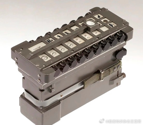 #航空创作计划# 这玩意儿看着挺有科技含量，其实它就是个编码通讯发射机，它有个很