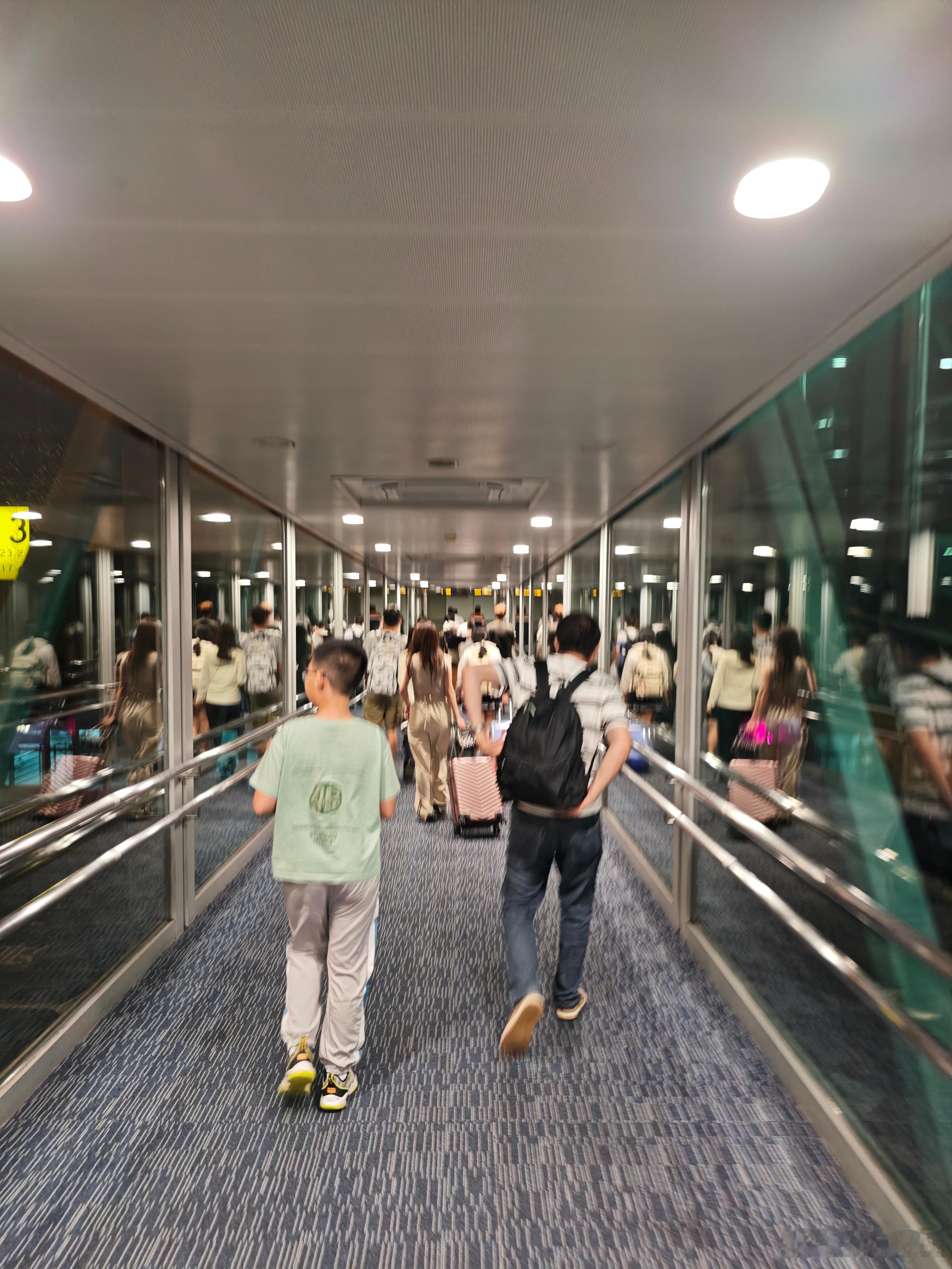 终于回来了，从头睡到尾，还好坐的不是南航，国航的座椅还是舒服一些，深夜落地广州也