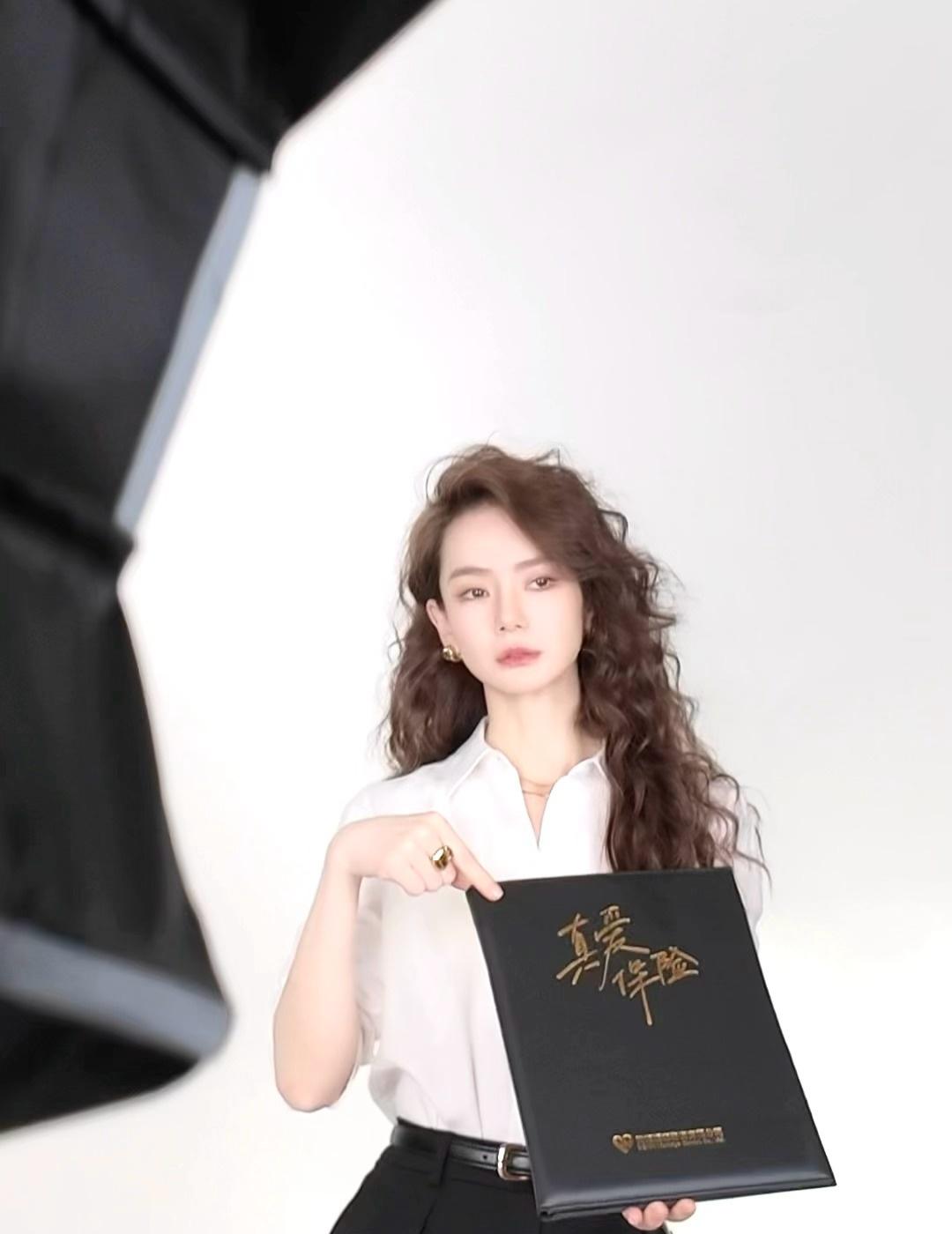 红毯上是气场全开的戚哥 下班就变身要去拔火罐的小可爱 这反差感太绝了 ​​​