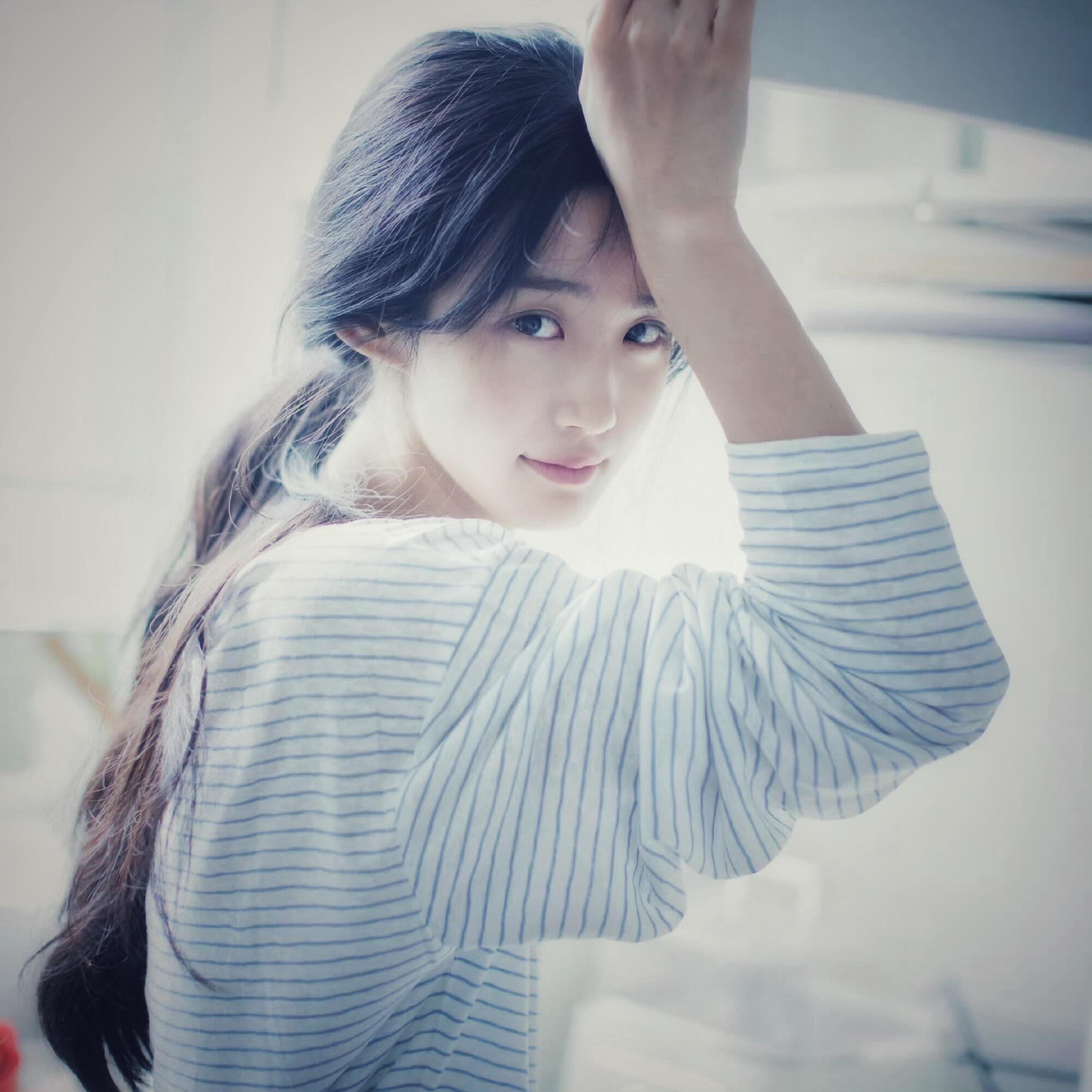 这种氛围就对了 突然想到我偏爱卢昱晓是因为 她真的很像早年我在贴吧搜小清新头像会