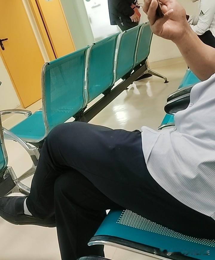 老公常年在工地干苦力活，牙疼反反复复折磨了好几天，平日里疼得难受就吃点布洛芬缓解