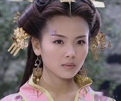 让三个皇帝都为之着迷的花蕊夫人到底有多美？花蕊夫人原名叫徐慧，她生于五代十国，从