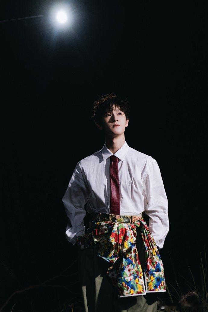 李昀锐把折扇穿身上了李昀锐穿了一把折扇李昀锐lin谁能不心动啊，李昀锐把折扇元素