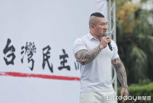 馆长自曝遇人生最低潮，“难道要支持贪污才有钱赚？”
台网红“馆长”陈之汉日前参加