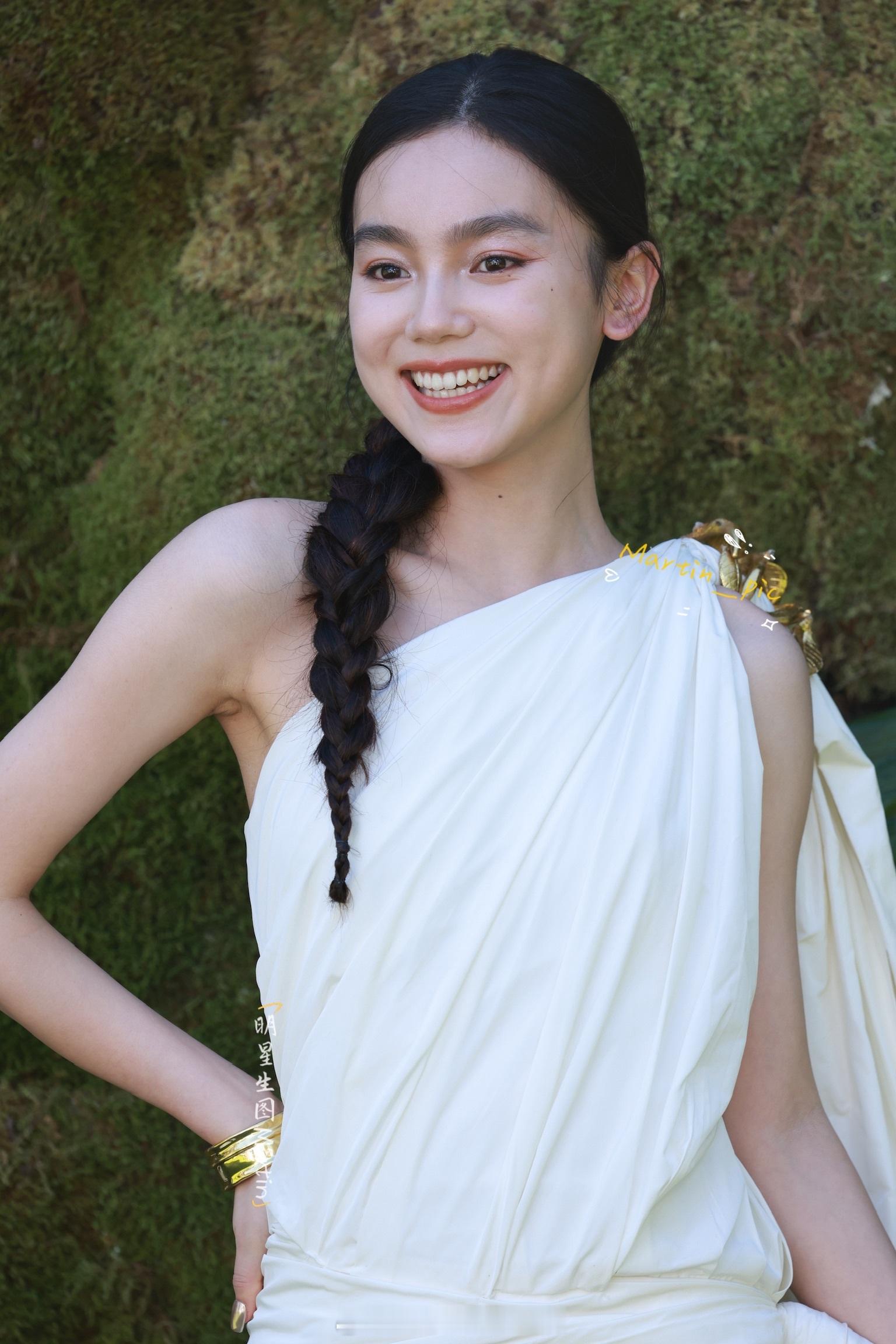 吴浔知夏vogue红毯生图好软萌可爱的知夏宝宝，超级明媚的红毯生图～[送花花][