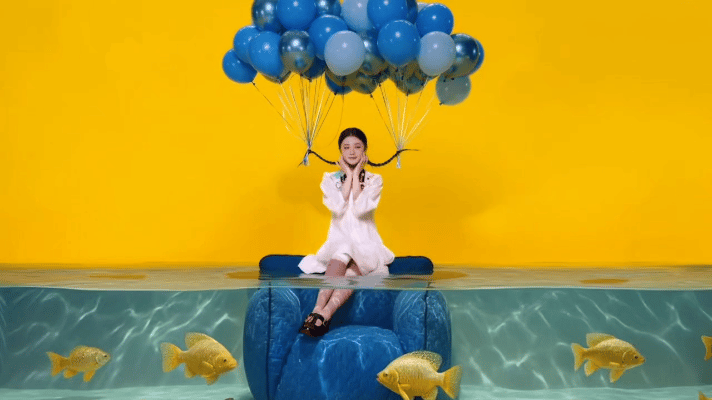 刘浩存拍摄的最新品牌物料，创意很有趣我喜欢蝴蝶那个 