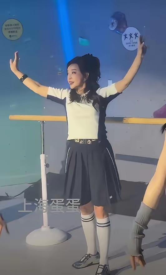 家人们！谁懂啊！70多岁的刘晓庆，状态真的太绝了！
 
你看这练功房里，把杆旁舒