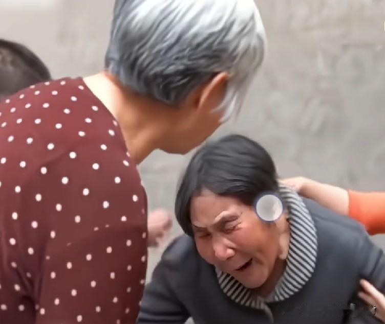一男子消失了三十多年，如今他瘫痪了，却找来记者逼妻儿赡养自己。友友们，你说他的老