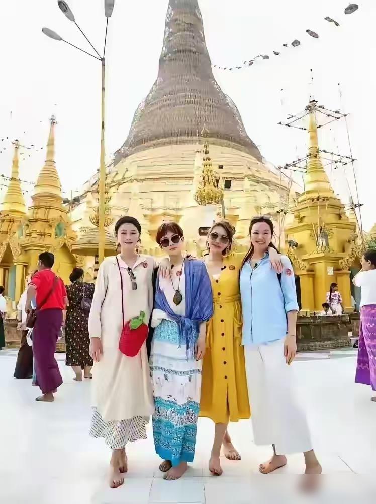 你敢信？这张斜挎红包站在缅甸街头的照片，是大S和20年闺蜜的最后同框！
四人是