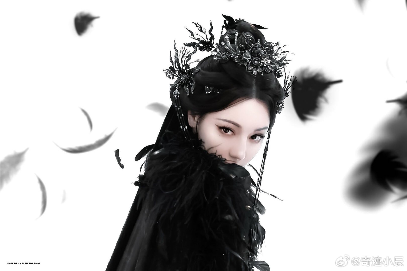 迪丽热巴把羽毛当戒指戴迪丽热巴黑色羽毛戒指 每次出场都刷新惊艳度！热巴以黑羽毛为