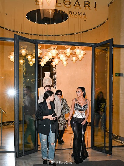 金·卡戴珊与母后Kris Jenner 10.23 被拍到现身罗马宝格丽酒店，继