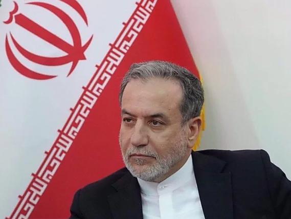 俄罗斯成为打卡点
当地时间27日凌晨，伊朗外长阿拉格齐抵达俄罗斯圣彼得堡，将同俄