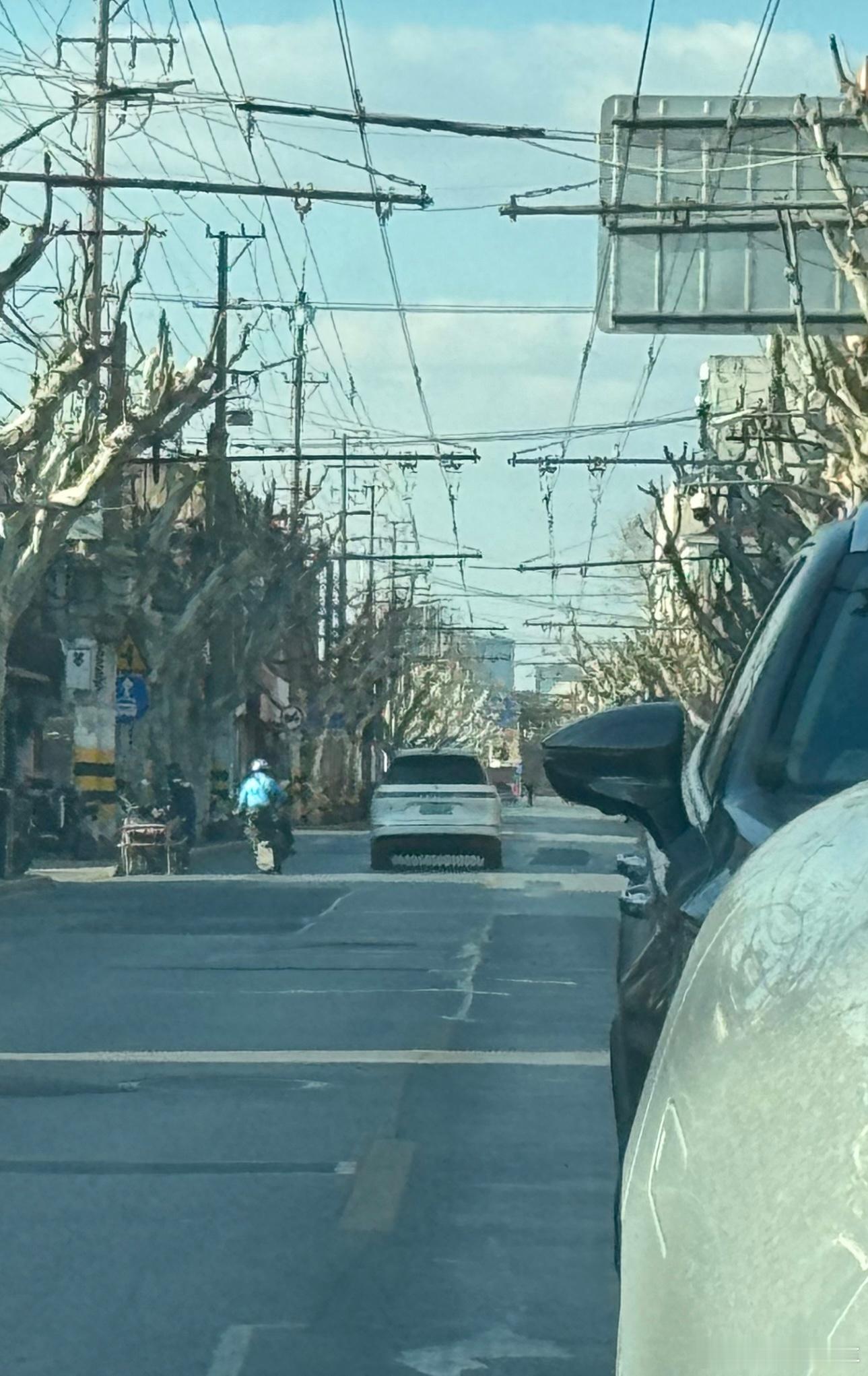 上海街头，白色38的能见度真的高，刚刚几分钟，能连续看到了两台白色，大家的全新E