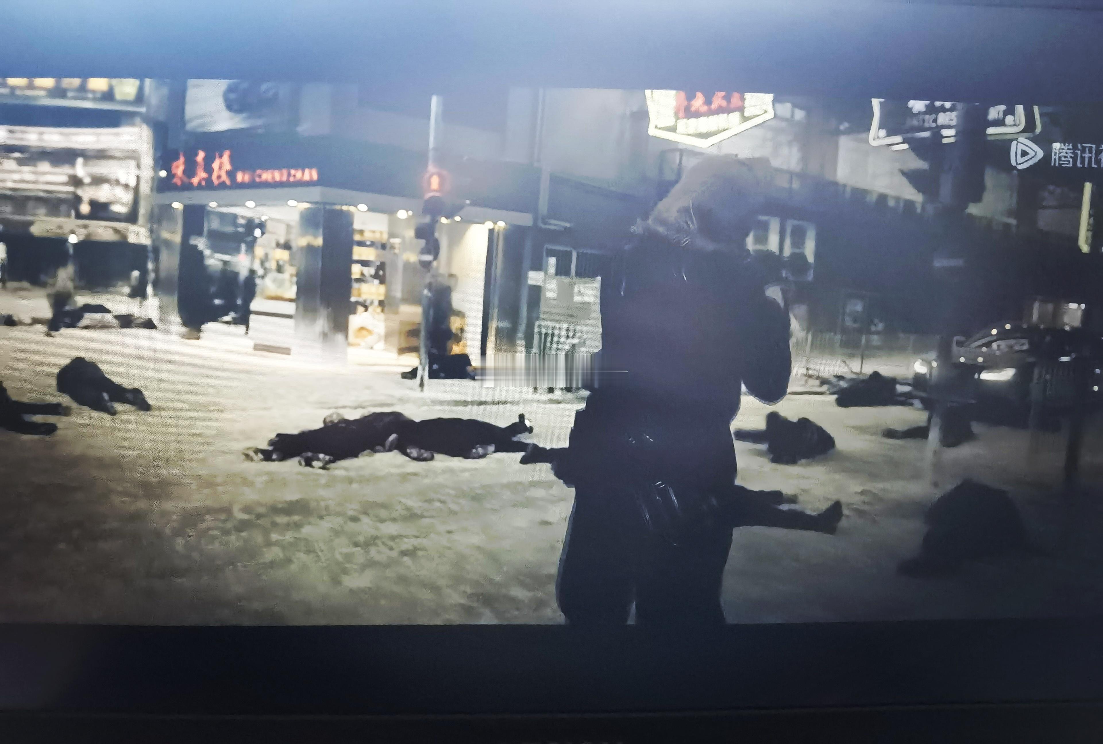 《风林山火》今天上线了，我看了下，看开头十几分钟，这种画面风格还以为是王家卫的片