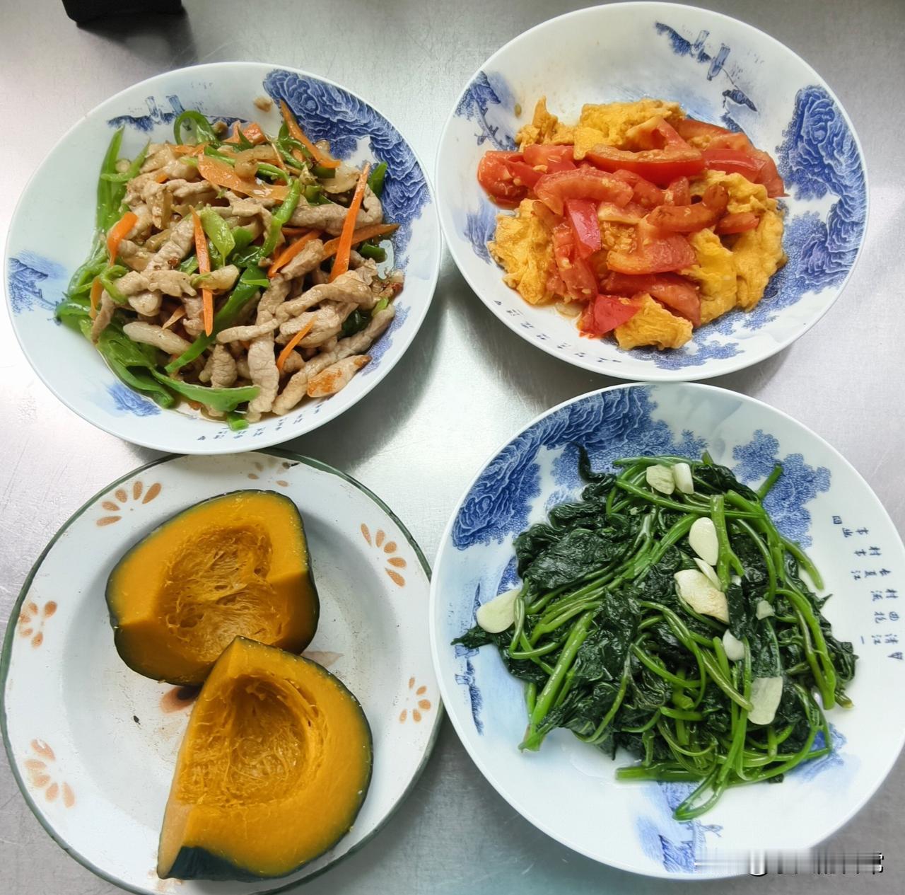 今天南京最高气温在33℃，又开始热了。

上午我们俩出去走走，想今天只有我们两个
