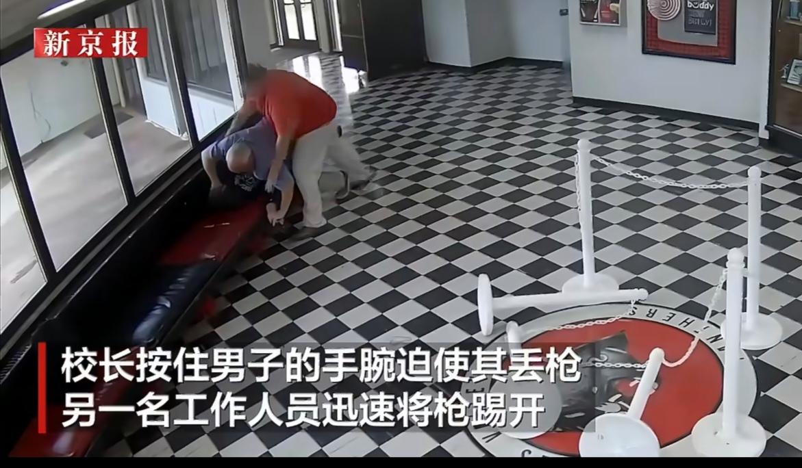 美国残酷的现实，一名白发苍苍的60岁校长腿部中枪独自压制持枪歹徒，全程只有一名员