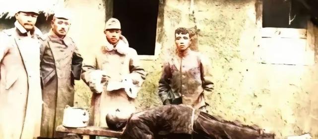 日本关东军再给负伤被俘义勇军战士上刑，拿布盖到面部倒水，让其窒息。反复用刑，这名