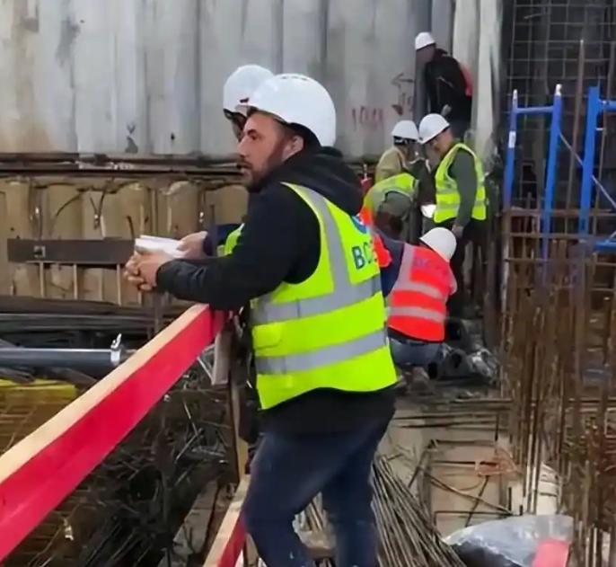 在以色列的建筑工地上，有中国工人，也有印度工人。中国工人每月工资一般是5万元左右