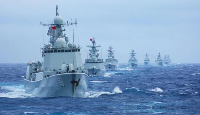 美国彻底坐不住慌到发抖！还敢妄想插手台海局势？解放军手握铁拳，随时能拔除西太所有