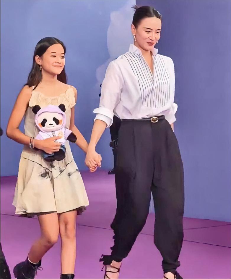 梅婷女儿真棒！
第38届百花奖提名红毯，宋佳牵着12岁的曾慕梅格外吸睛。

二人