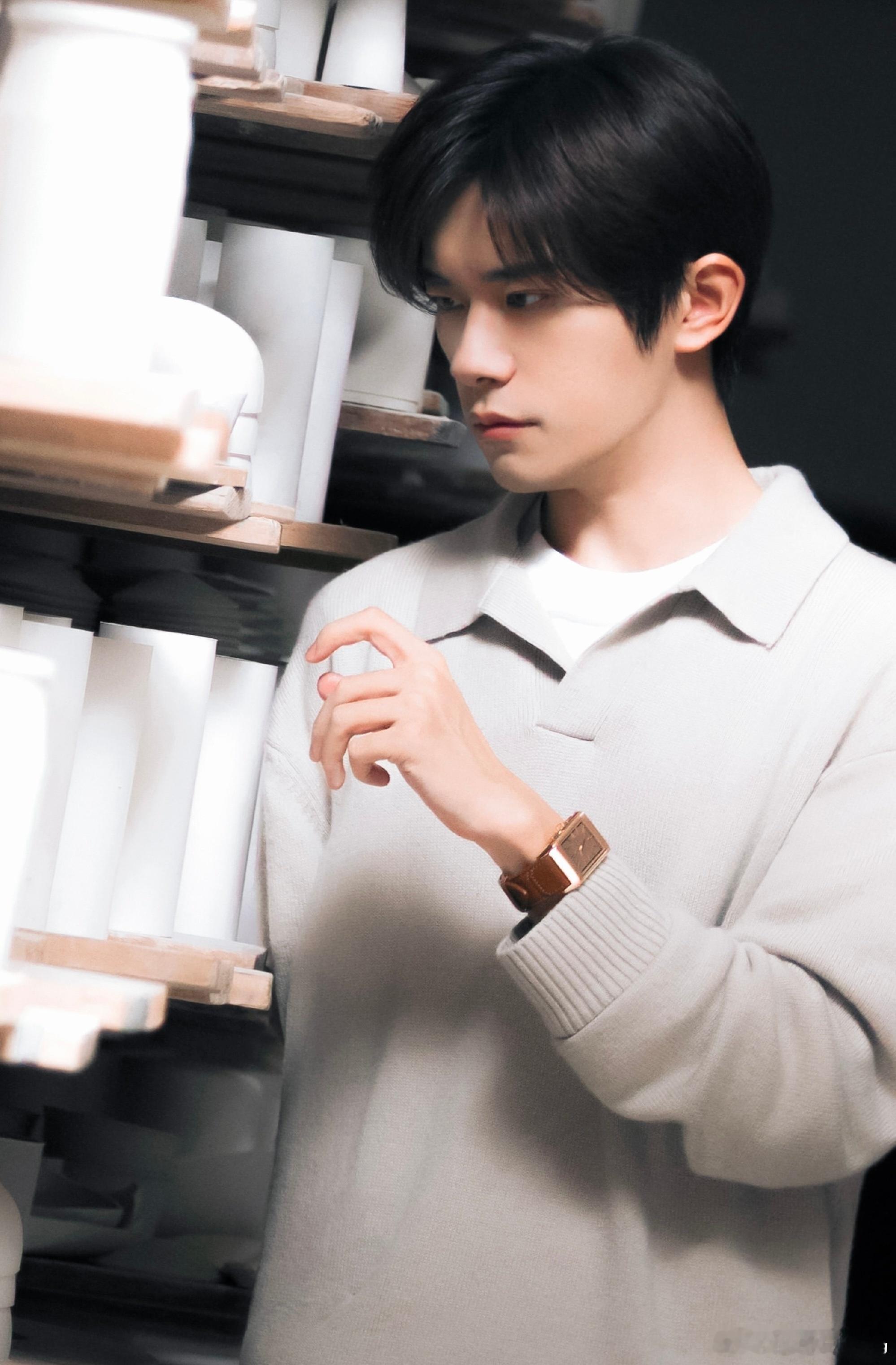 易烊千玺这个手 手控真的完全扛不住，又细又长又白皙，连指尖都很好看，安静放着都像