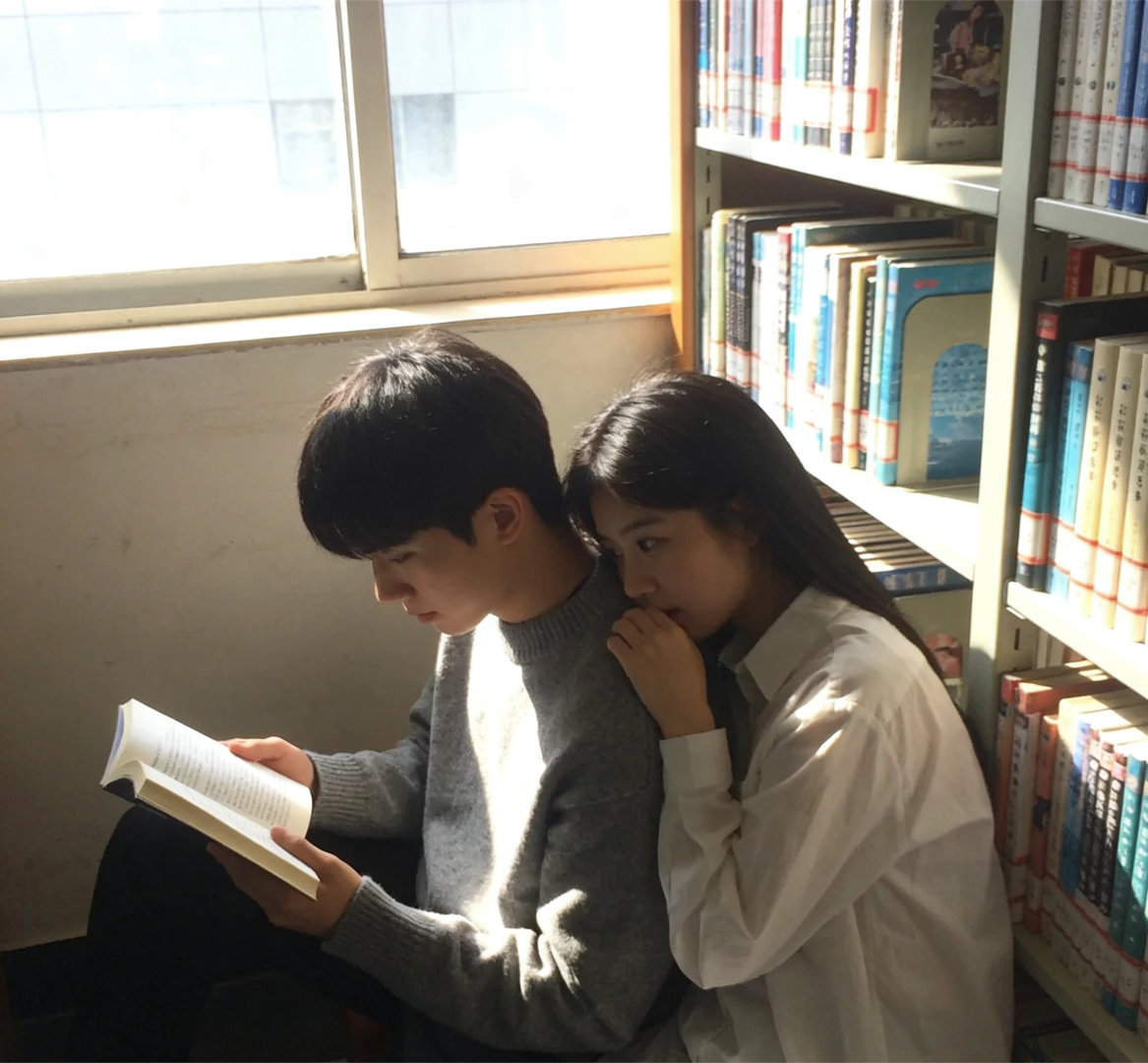 人到一定年纪，好像什么都淡了。曾经拼命想抓牢的东西，不想要了；曾经日夜惦念的人，