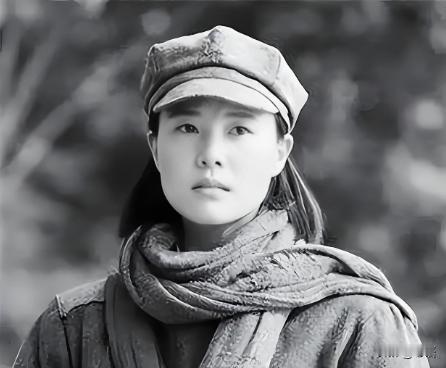 1937年，15岁女红军临刑前被敌军官扛走，13年后她带队下山，报出的身份让团长