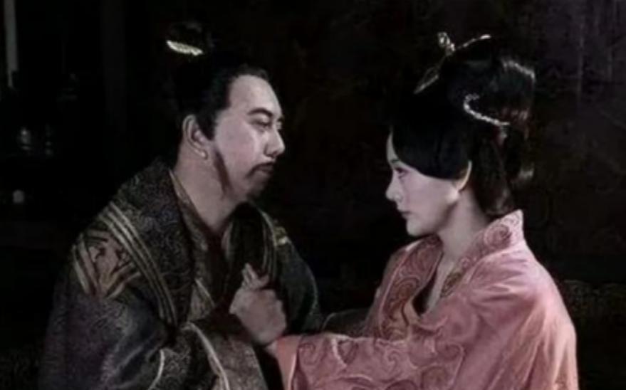 公元前195年，刘邦死后，掌权的吕雉深夜将丞相审食其召见入宫。身披薄纱的她轻轻拉