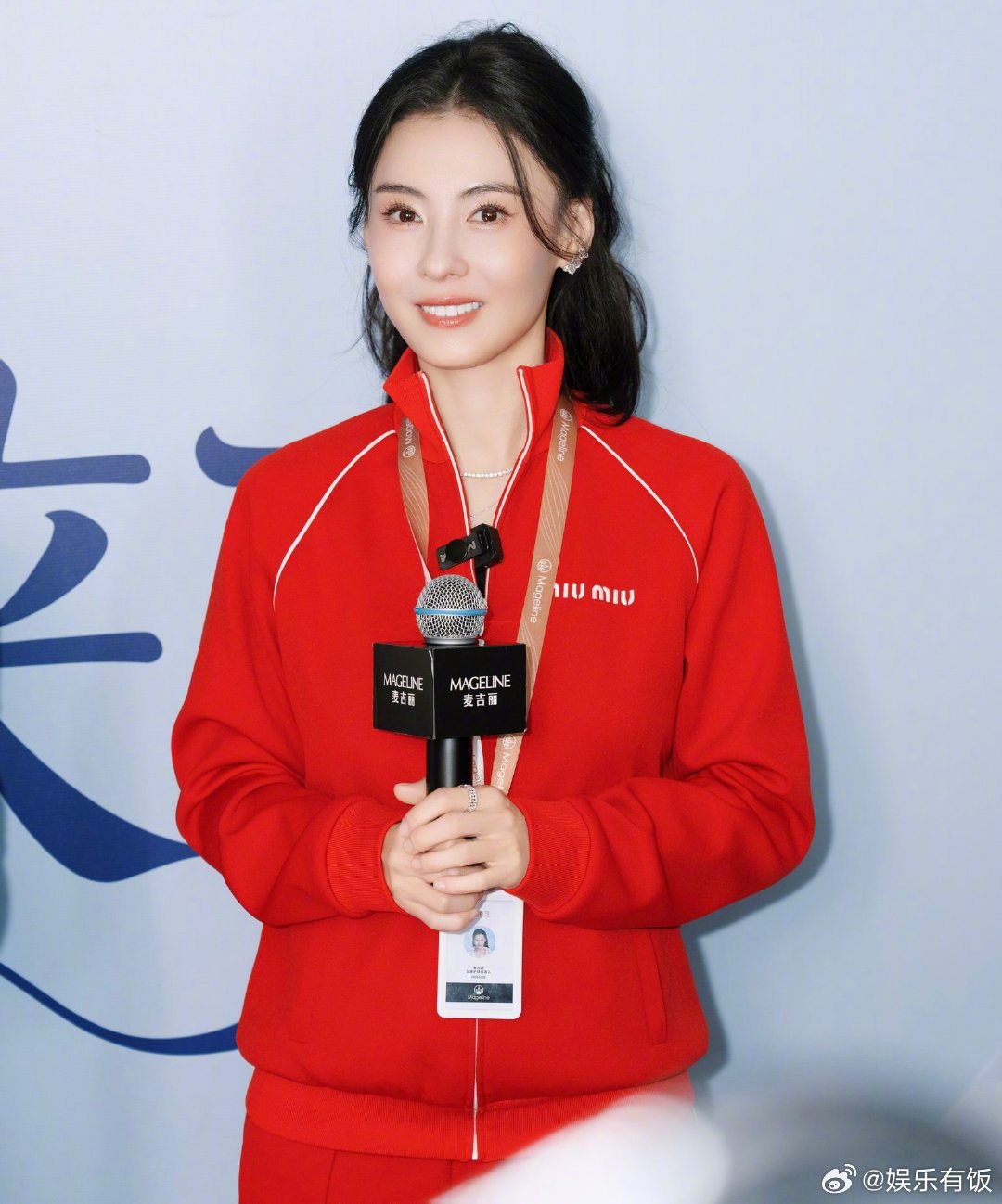 办公室被张柏芝美貌暴击 真的不是在做梦吗！来扫楼还领了工牌“正式入职”～她拎着礼