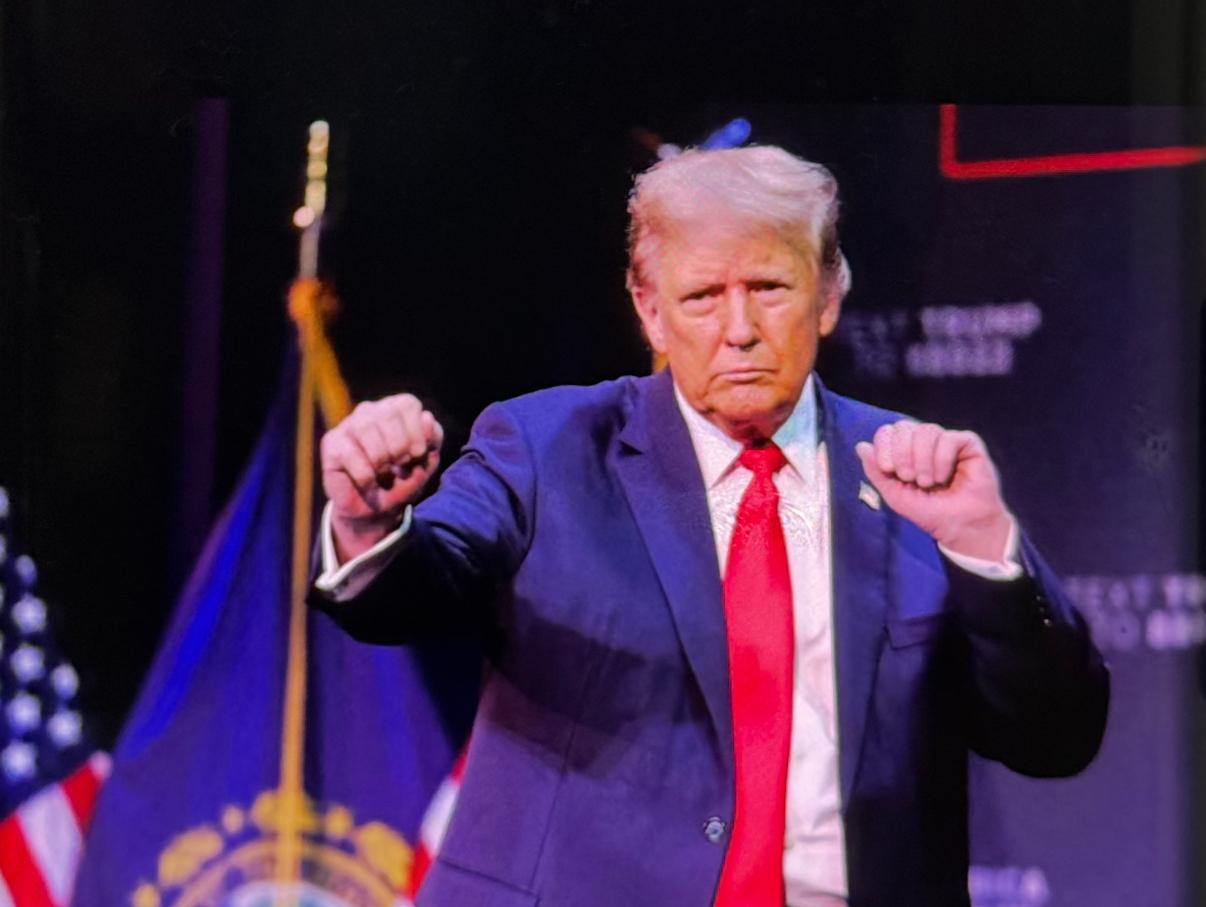 快讯，快讯！

1月9日《纽约时报》专访，特朗普又爆出离谱言论！

一边直言“台