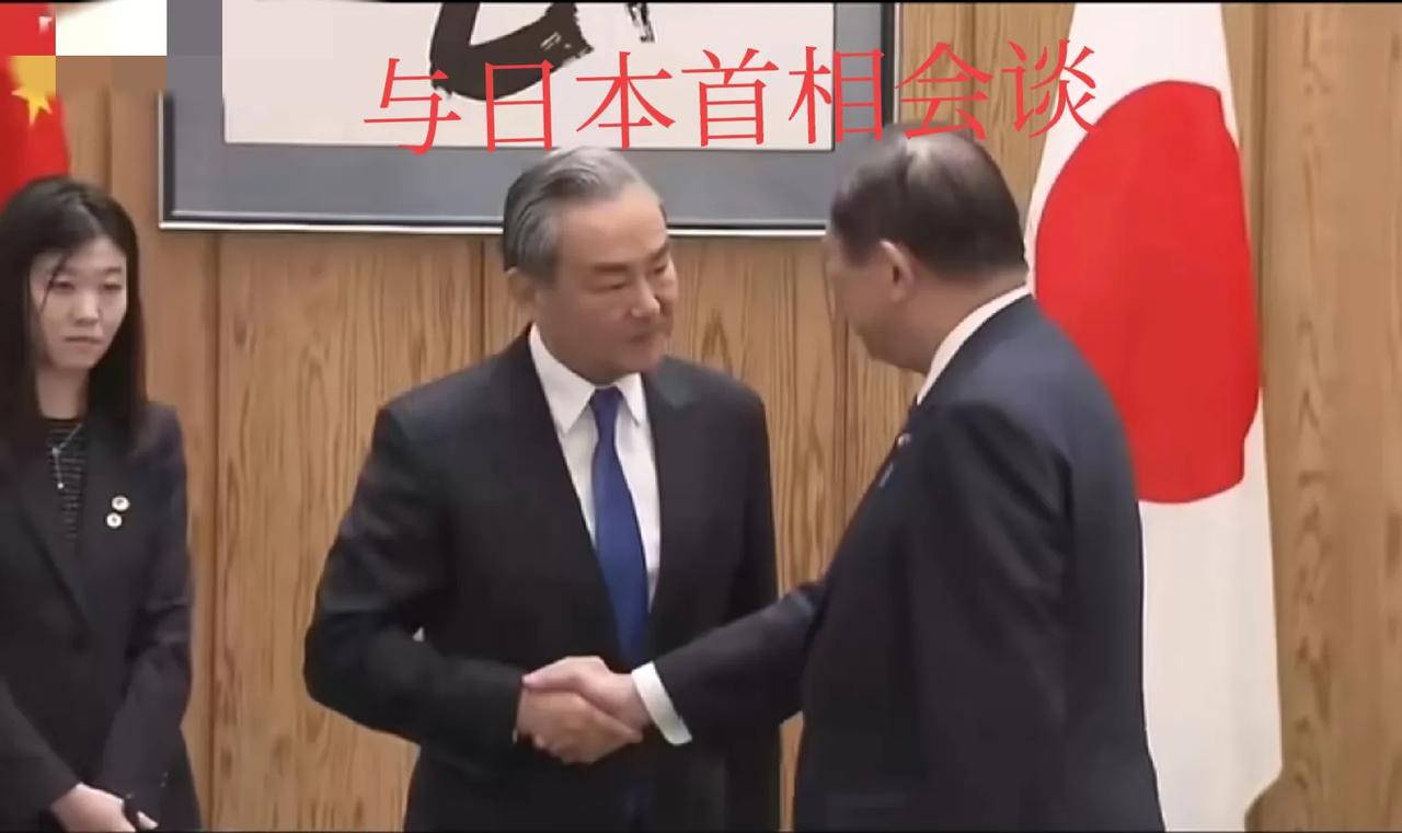 王毅外长，握手姿势，太稳了！不管日本首相，还是韩国外长，王外长都是站如松、稳如钟