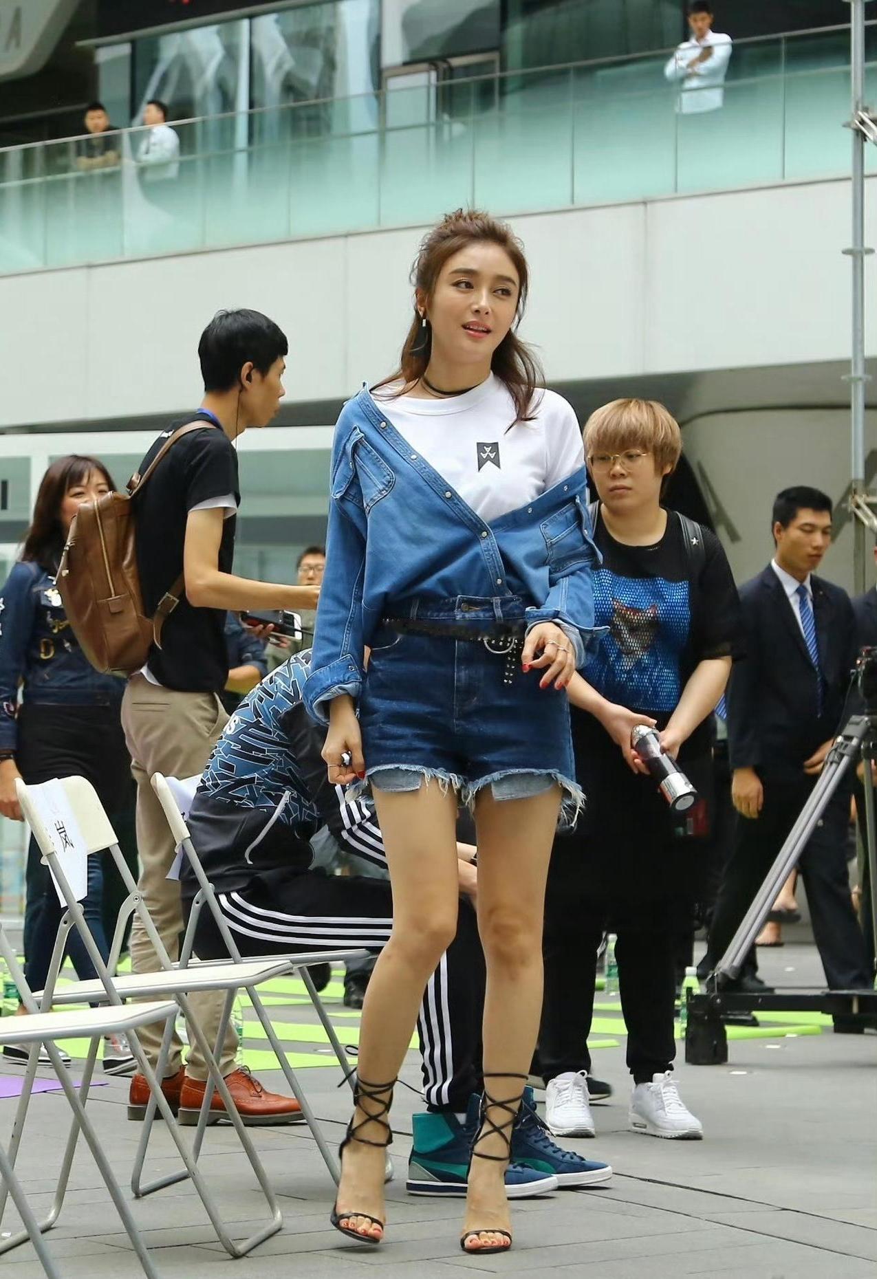 叫她中年少女一点都不过分吧？
这衣服就不能好好穿吗？非得弄成这样？