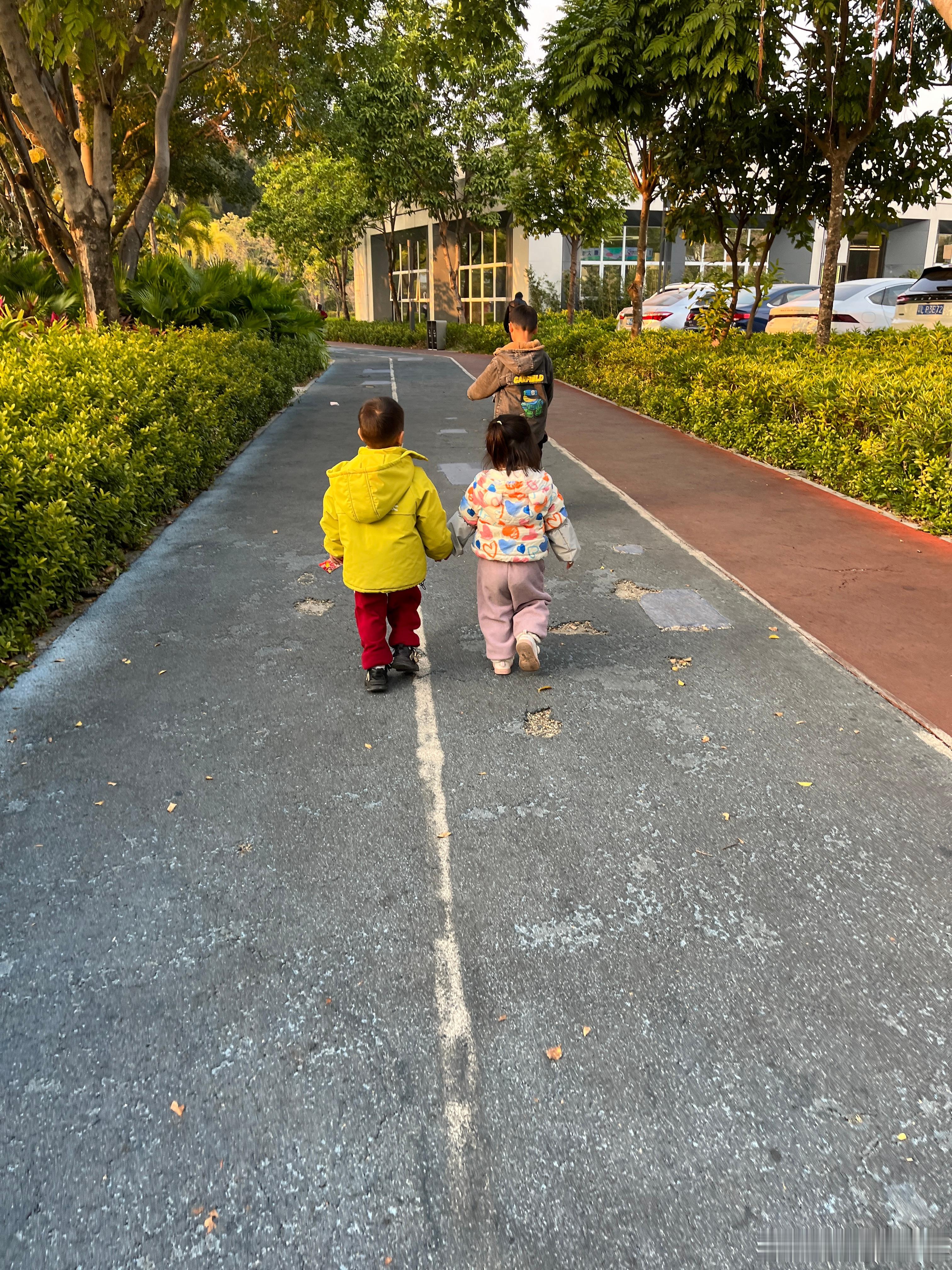 今天和同学一起在公园玩，好开心。好朋友一起手牵手。月亮出来了，明天是个好天气。又